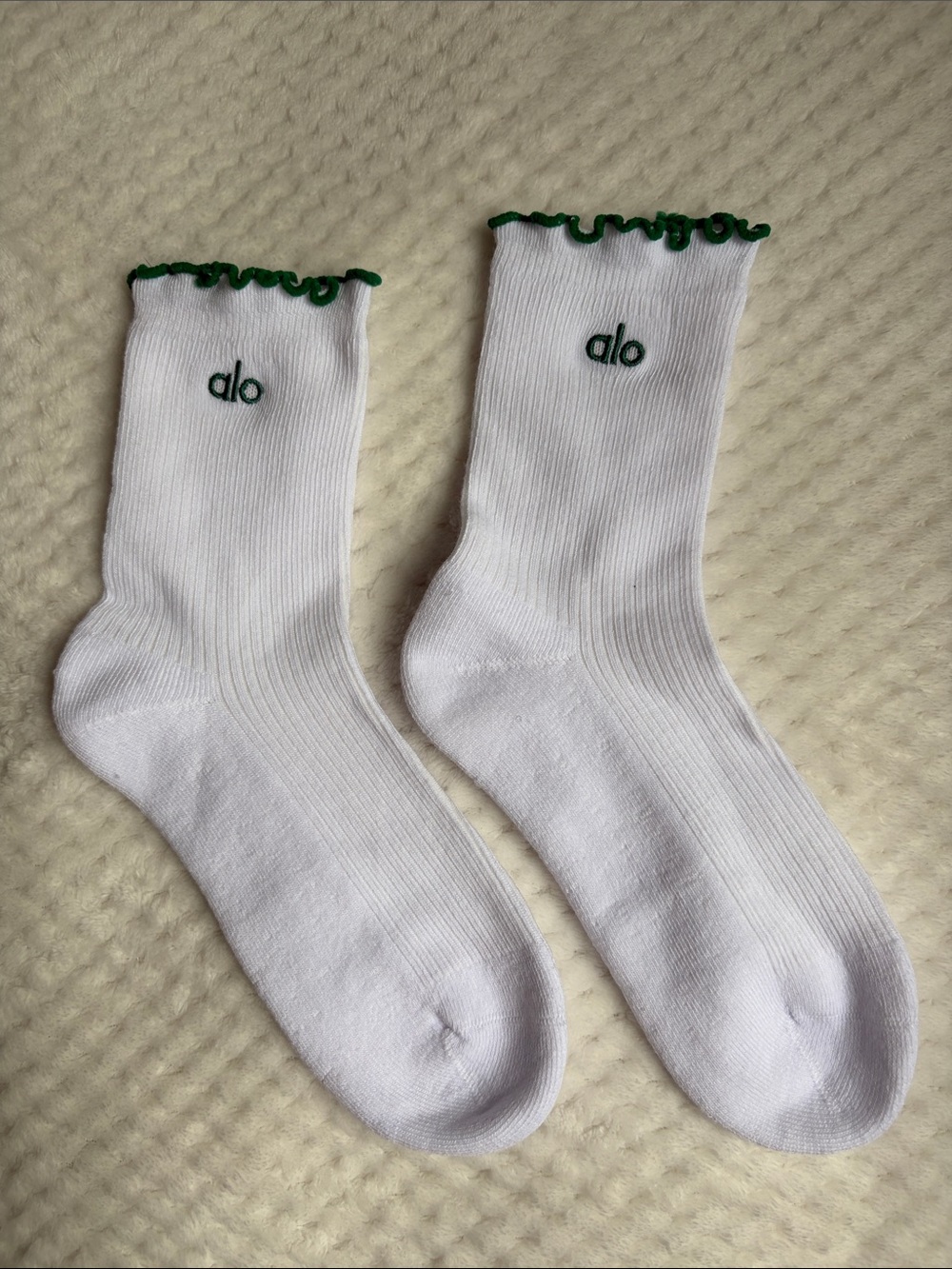 NWOT ALO Yoga Women's Lettuce Crew Socks with Green Trim - Medium 8-11